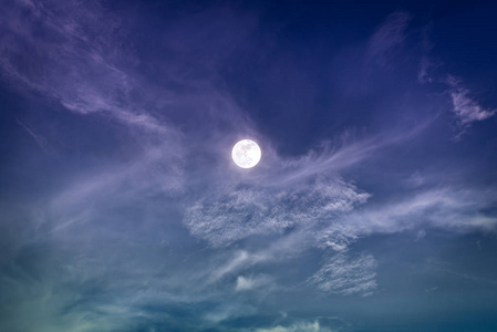 夜晚的天空，皎洁的月亮和云彩，宁静自然背景