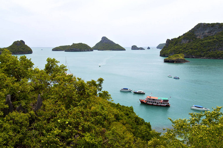 绿色泻湖和海湾的船海岸线