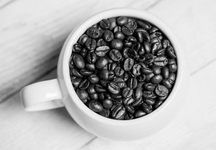 一杯咖啡全的咖啡豆。特写