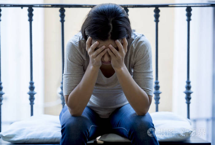 绝望的拉丁女人,坐在家里的阳台上被毁坏, 神情沮丧患上抑郁症