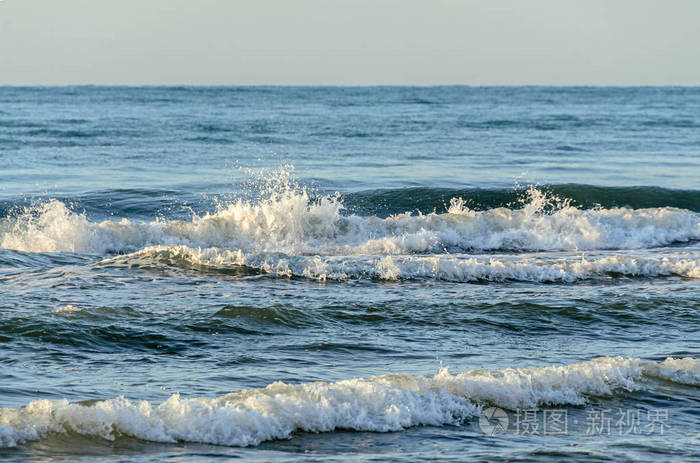 黑海泡沫蓝色的水, 海浪关闭