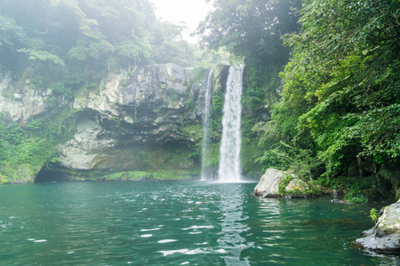 在济州岛天地渊瀑布