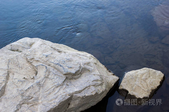 山河里的两块石头