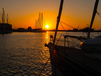 夏季橙色日落在特拉帕尼游艇港湾