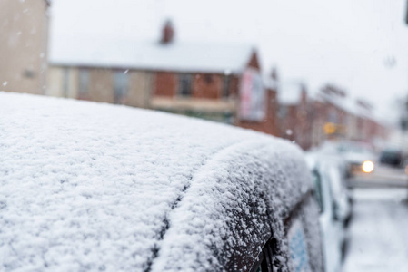 大雪覆盖了英格兰的街道