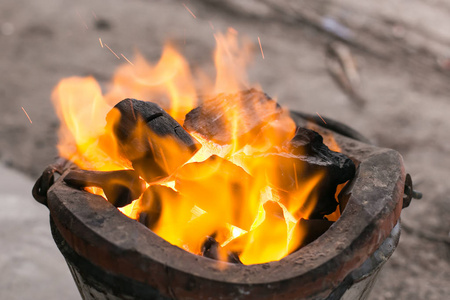 在炉子里燃烧木炭柴火