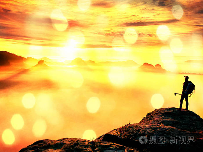 人与波兰人剪影在手.阳光明媚的春天的黎明.