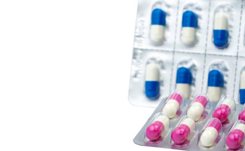 多彩的抗生素胶囊丸在孤立与剪切路径的白色背景上的泡罩包装。耐药 抗菌药物使用与合理 卫生政策和医疗保险的概念