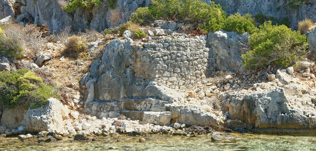 Kekova 是一座孤岛，在水之下保留的废墟