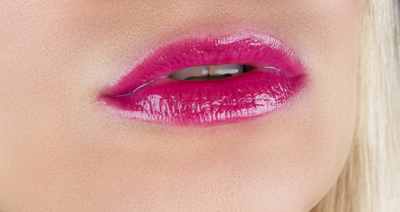 特写镜头完美自然唇化妆美丽女性的嘴.丰满丰满的双唇.