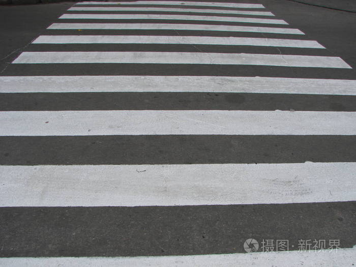 当人们走在马路上的时候, 在路上的人行横道是为了安全的