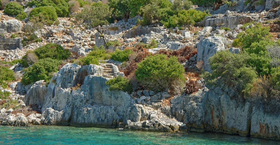 Kekova 是一座孤岛，在水之下保留的废墟