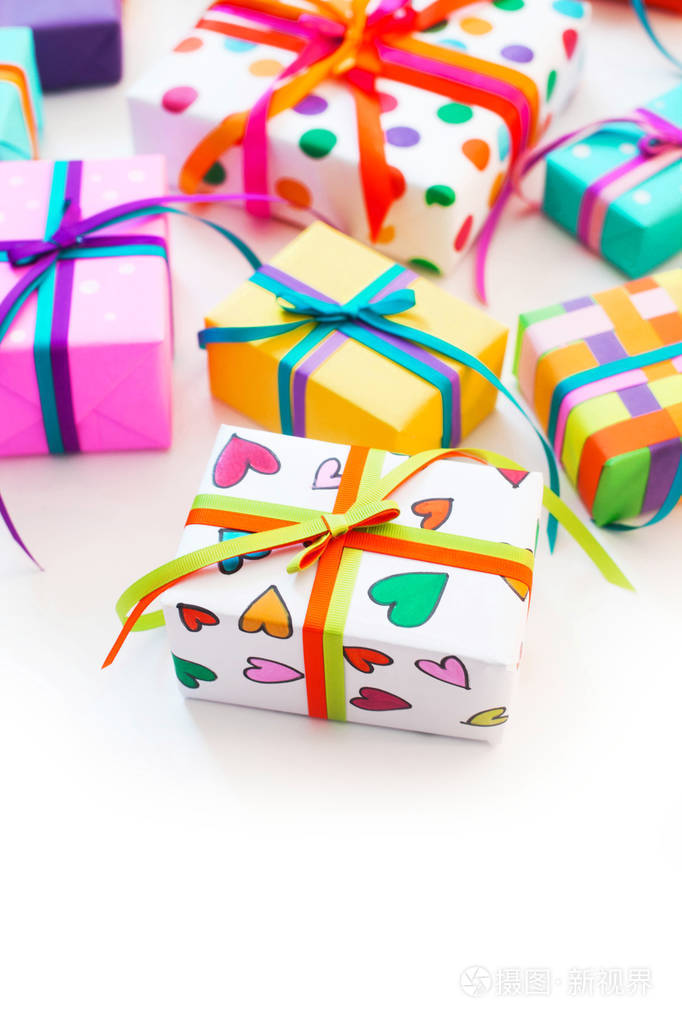 彩色的礼品盒用五彩缤纷的彩带白色背景礼物