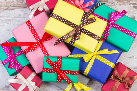 包装琳琅满目的礼品，圣诞节或其他庆祝在旧仿古白板
