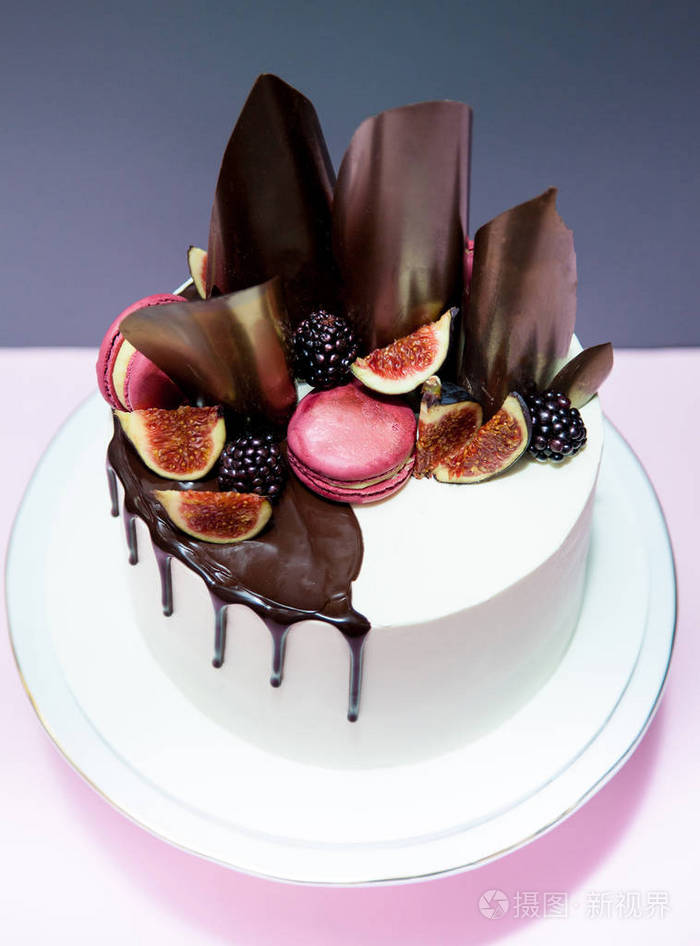 蛋糕装饰巧克力波 粉红色玛卡龙与新鲜无花果照片 正版商用图片0zdnif 摄图新视界