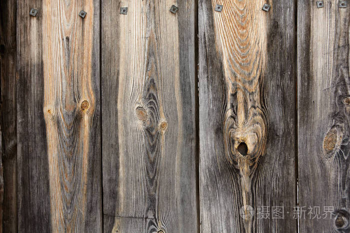 木制的背景。老和褪了色条状的木纹理，带灰色和棕色的颜色