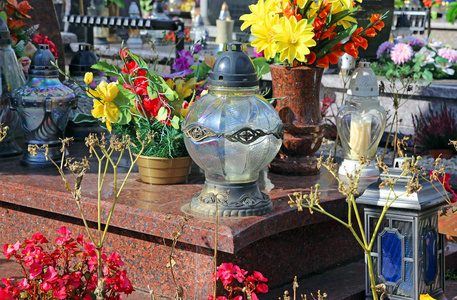 蜡烛和鲜花在公墓