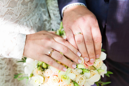 新娘和新郎手与结婚戒指