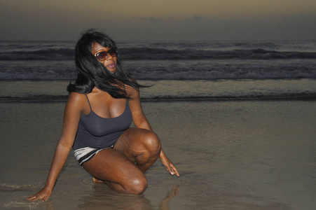 非洲裔美国黑人美女享受水和沙子的日落海滩上散步放松