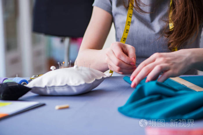 女裁缝工作服装缝纫拼接测量法