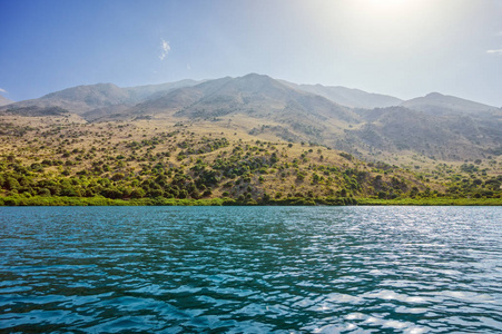 Kurna 湖与背景，克里特岛，Gre 山景观