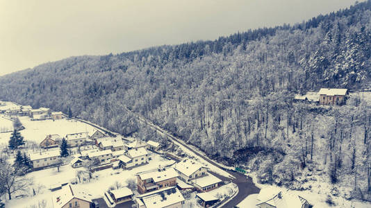 鸟瞰的雪覆盖镇