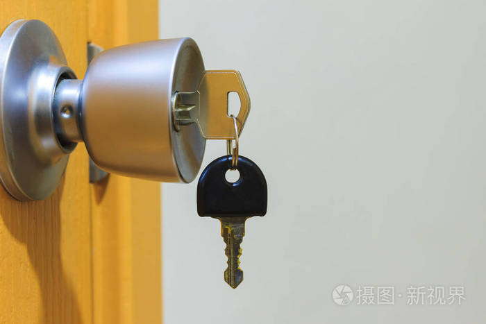 带铜空间的木门上钥匙孔的钥匙保密和保护概念