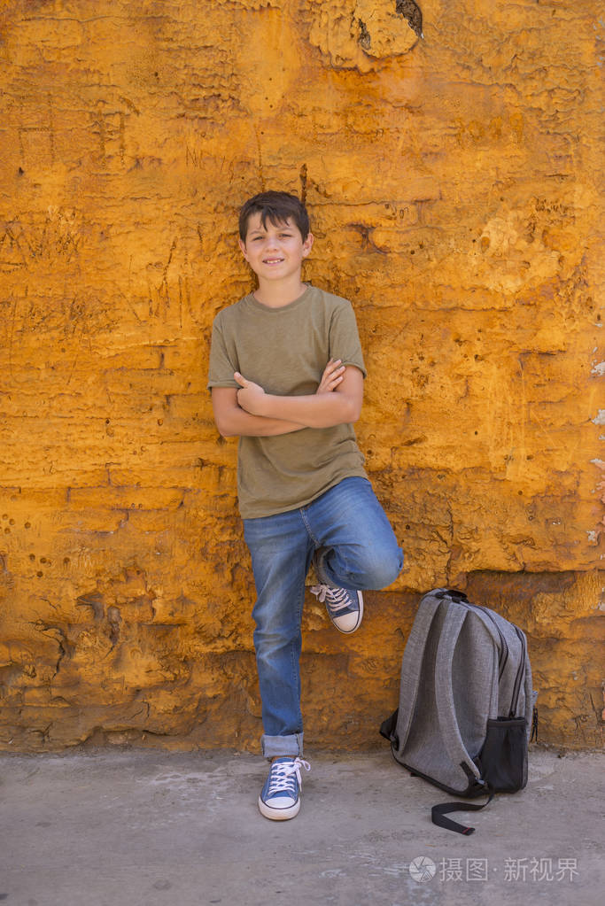 性格开朗的孩子背着他的背包