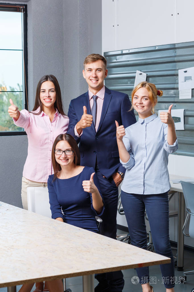 团队的业务,友好的上班族在办公室工作的前提