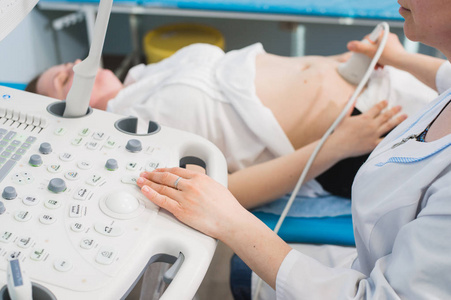 医生使用超声和筛查孕妇肚子