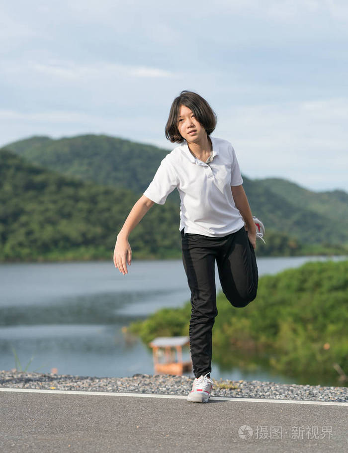 女人短头发做运动户外
