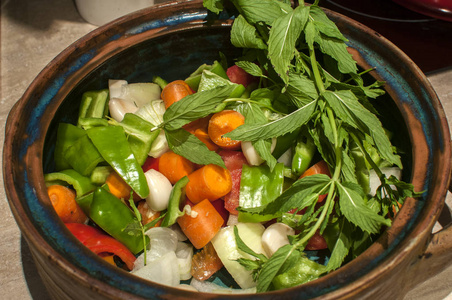 在陶锅里煮菜用蔬菜