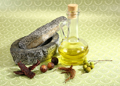 阿育吠陀油在玻璃瓶或草药草药头发油