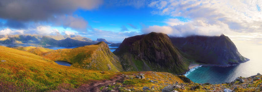 全景挪威风景的岩石和峡湾