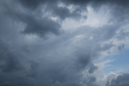 暴风雨的乌云与黑暗的天空