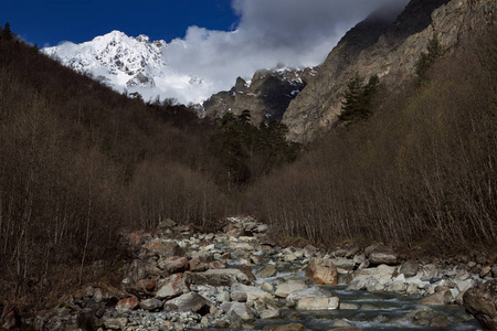 山区河流和雪峰在背景中