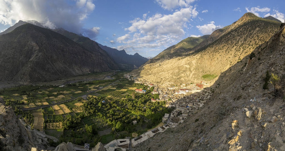 在野马 Marpha 村庄和苹果花园