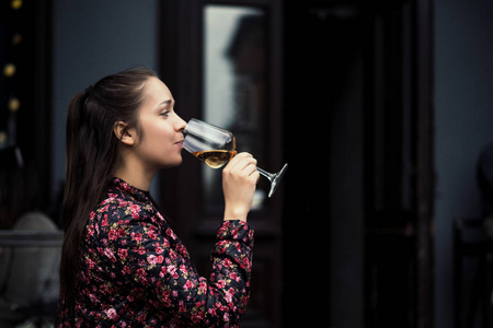 年轻女人喝红酒