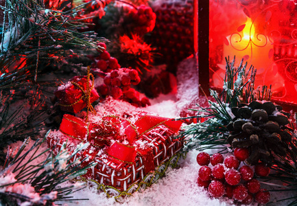 根据新的一年的风光为背景的红灯笼白雪覆盖的圣诞礼物