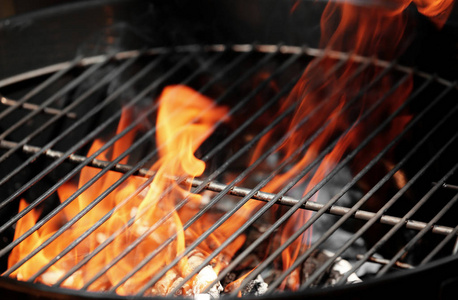 火焰的空烤肉照片