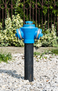 蓝色的 fireplug，消火栓旁街