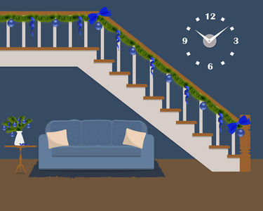 蓝色的沙发上，用枕头，位于下楼梯，装饰着圣诞装饰