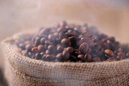 大袋咖啡豆在木制的背景上