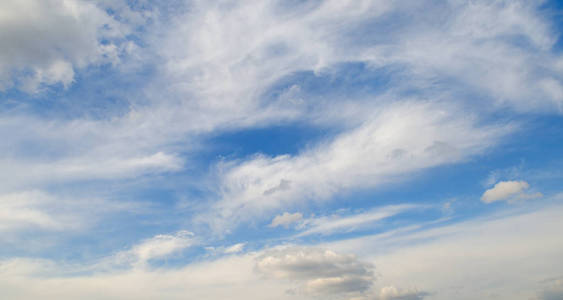 在蓝色的天空中积云图片