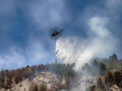 直升机与森林大火搏斗