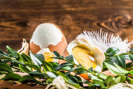 宏的复活节彩蛋装饰着黄杨木