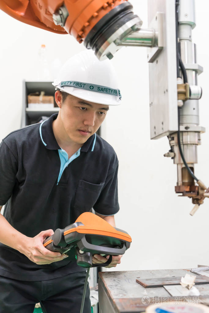 机器人的机器工作的电气工程师