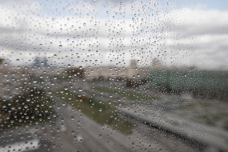 在玻璃上的雨水滴