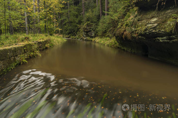 在国家公园里杰 Svycarsko Chribska Kamenice 河