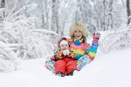 母亲和小女儿在冬季公园